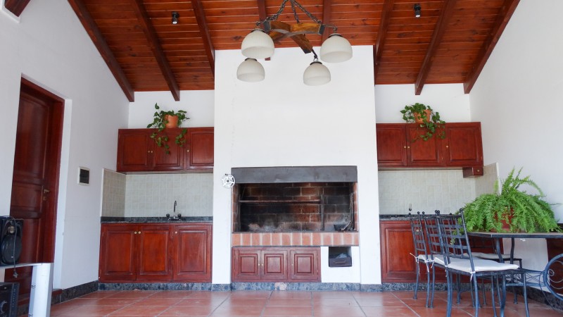 EN VENTA! CAMINO A CERRILLOS - CASA EN BARRIO PRIVADO LOS OLMOS, 2 TERRENOS JUNTOS! A 10 MINUTOS DEL CENTRO.
