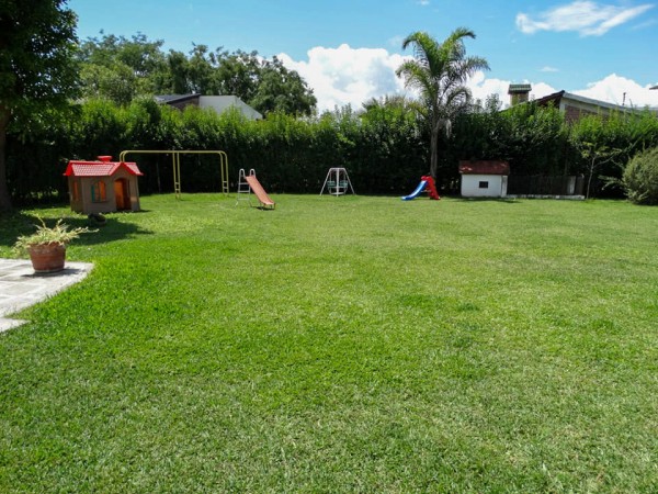 EN VENTA! CAMINO A CERRILLOS - CASA EN BARRIO PRIVADO LOS OLMOS, 2 TERRENOS JUNTOS! A 10 MINUTOS DEL CENTRO.