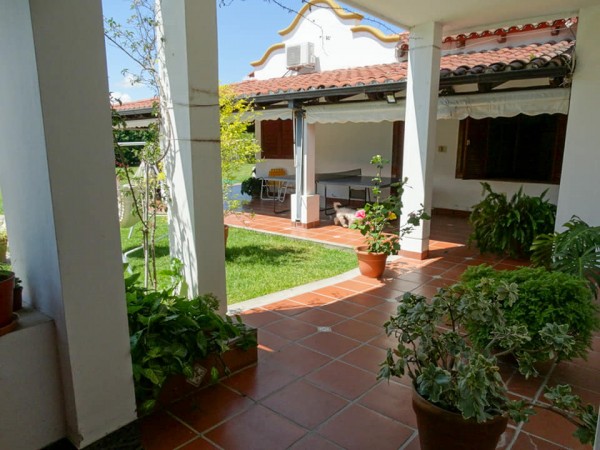 EN VENTA! CAMINO A CERRILLOS - CASA EN BARRIO PRIVADO LOS OLMOS, 2 TERRENOS JUNTOS! A 10 MINUTOS DEL CENTRO.