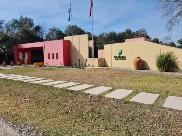 EN VENTA! CAMINO A CERRILLOS - CASA EN BARRIO PRIVADO LOS OLMOS, 2 TERRENOS JUNTOS! A 10 MINUTOS DEL CENTRO.