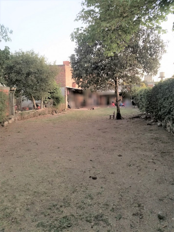 CASA CON TERRENO - CASEROS AL 2200 (ZONA COLEGIO ESTRADA)