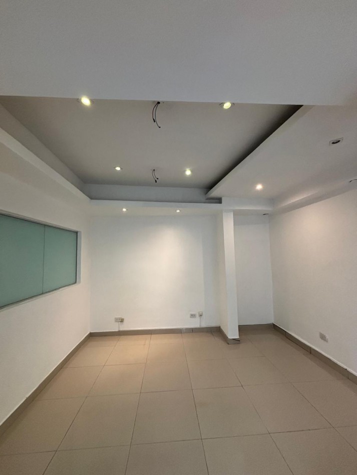 Excelente Local comercial en Dean Funes 800