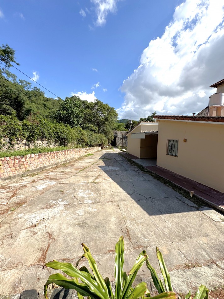 PROPIEDAD CON AMPLIO TERRENO EN TRES CERRITOS