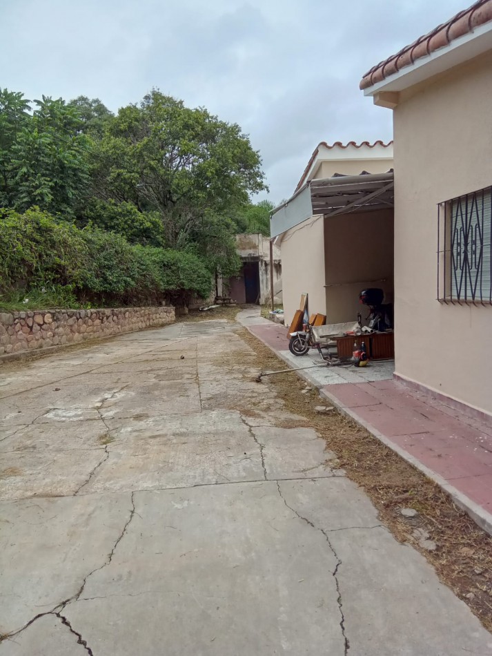 PROPIEDAD CON AMPLIO TERRENO EN TRES CERRITOS