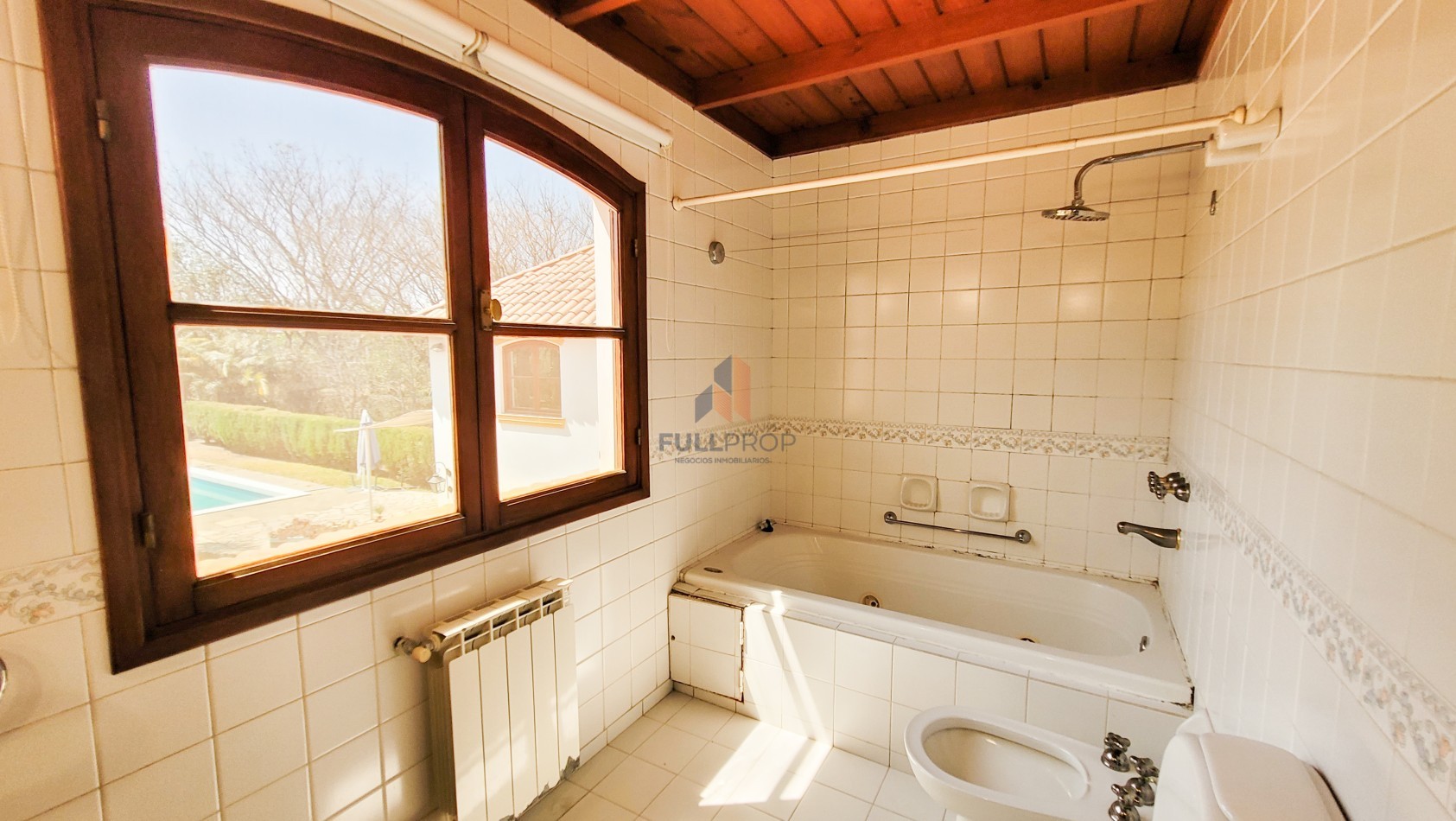 Elegante Casa Estilo Neo Colonial en Venta - Club de Campo El Tipal