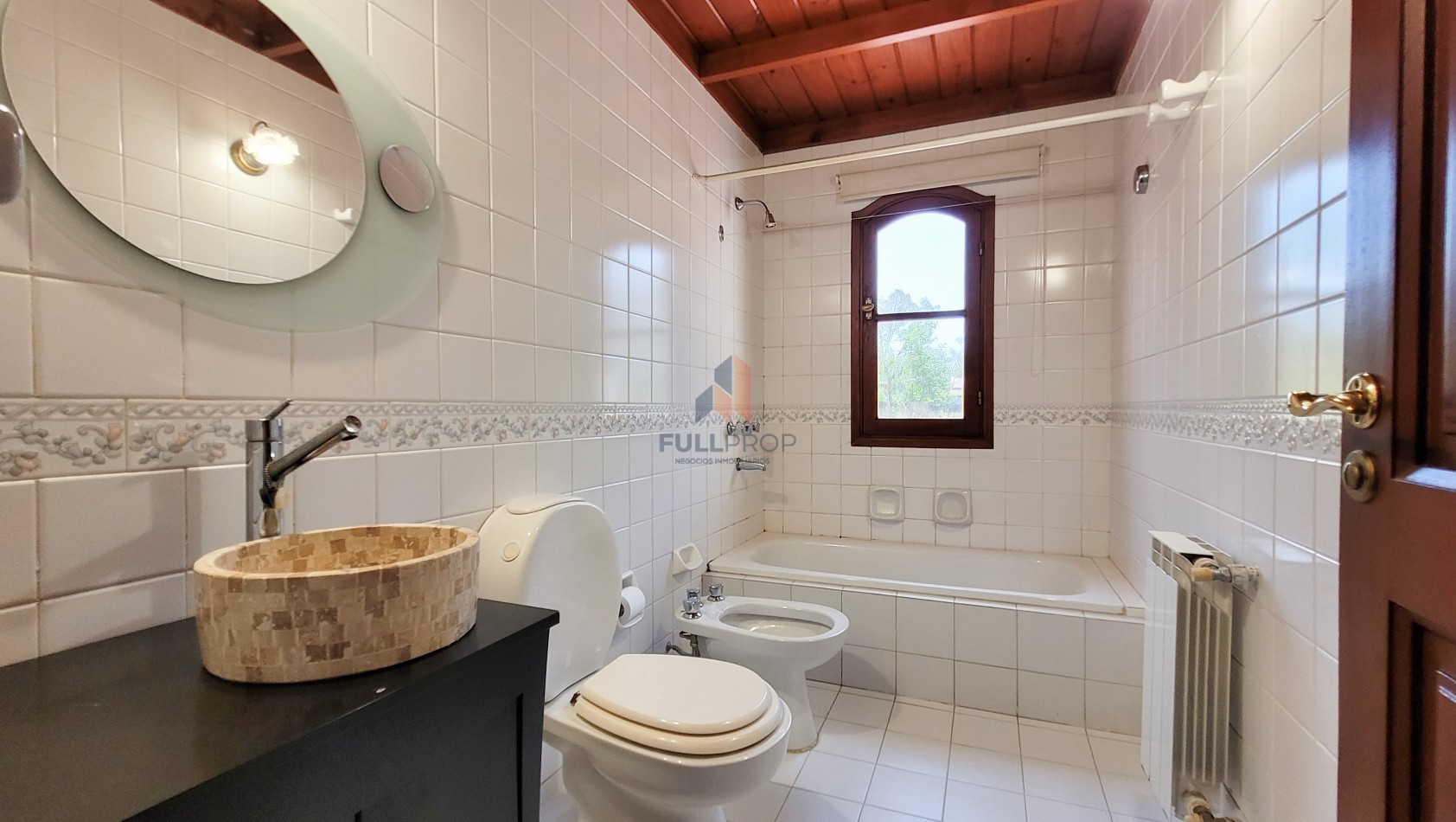 Elegante Casa Estilo Neo Colonial en Venta - Club de Campo El Tipal