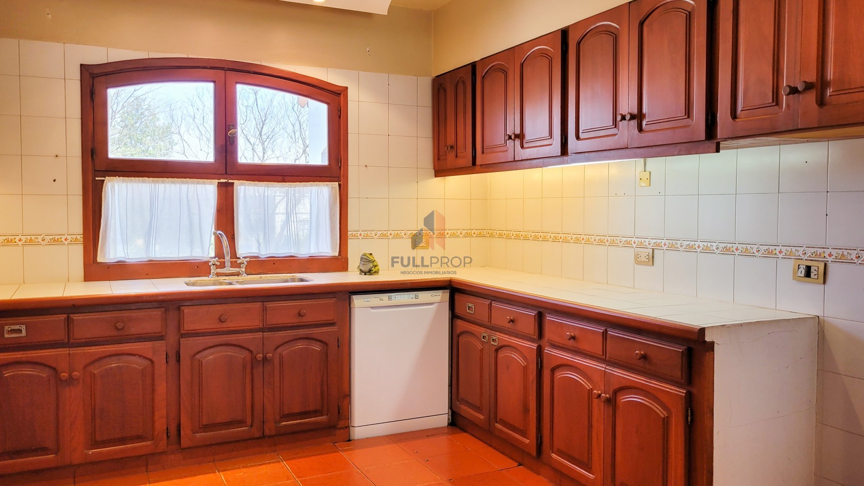 Elegante Casa Estilo Neo Colonial en Venta - Club de Campo El Tipal
