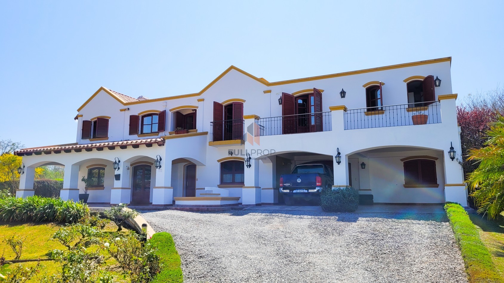 Elegante Casa Estilo Neo Colonial en Venta - Club de Campo El Tipal