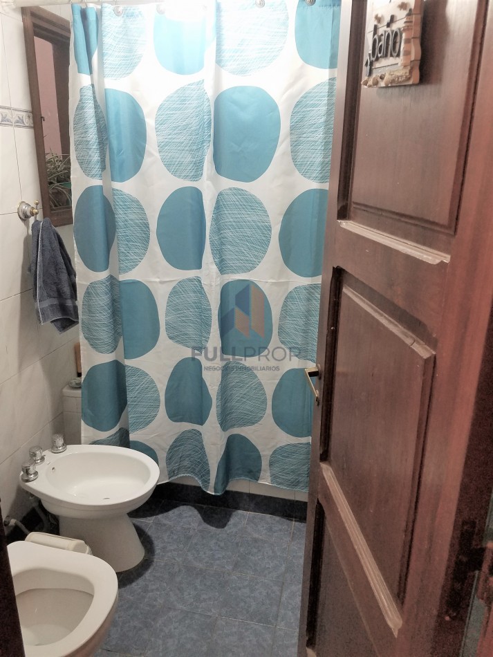 CASA CON GRAN TERRENO EN CASEROS AL 2200 (ZONA COLEGIO ESTRADA)