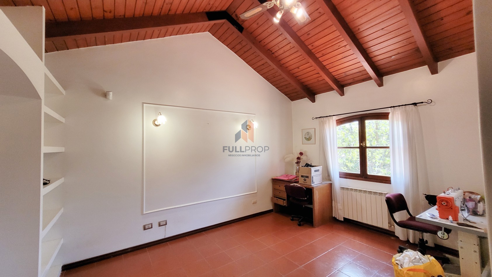 Elegante Casa Estilo Neo Colonial en Venta - Club de Campo El Tipal