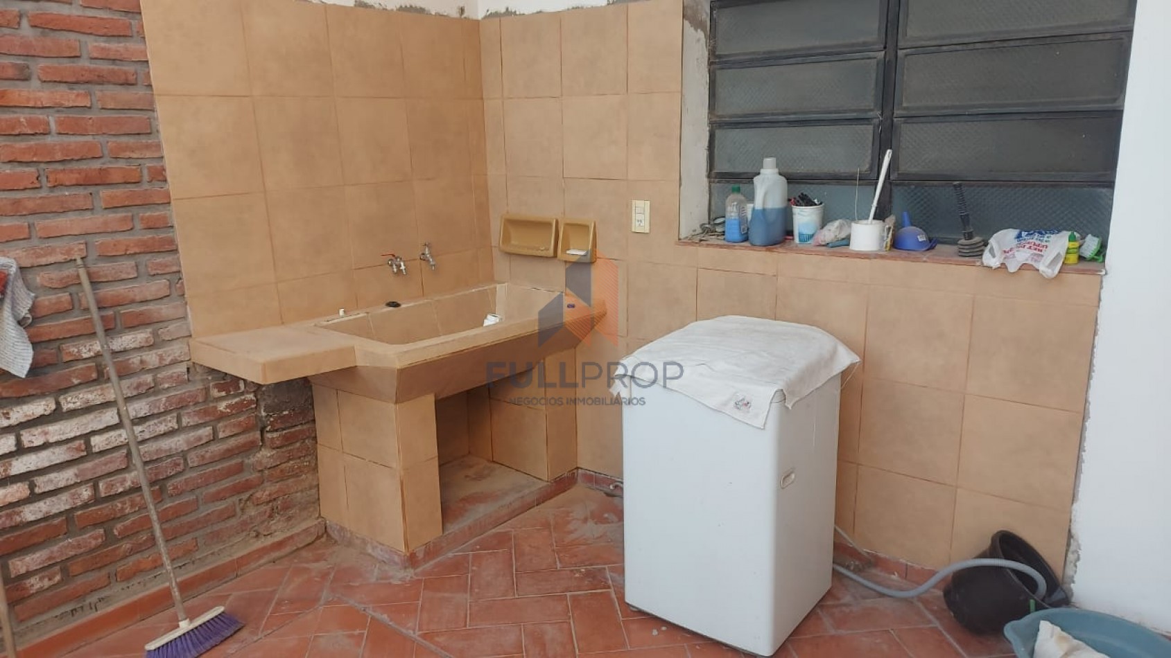 CASA EN VENTA ZONA COMERCIAL (MENDOZA AL 1200)