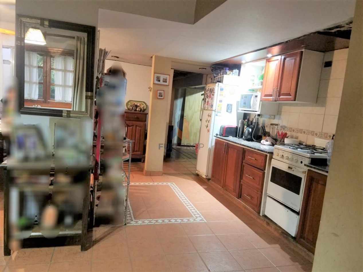 CASA CON GRAN TERRENO EN CASEROS AL 2200 (ZONA COLEGIO ESTRADA)