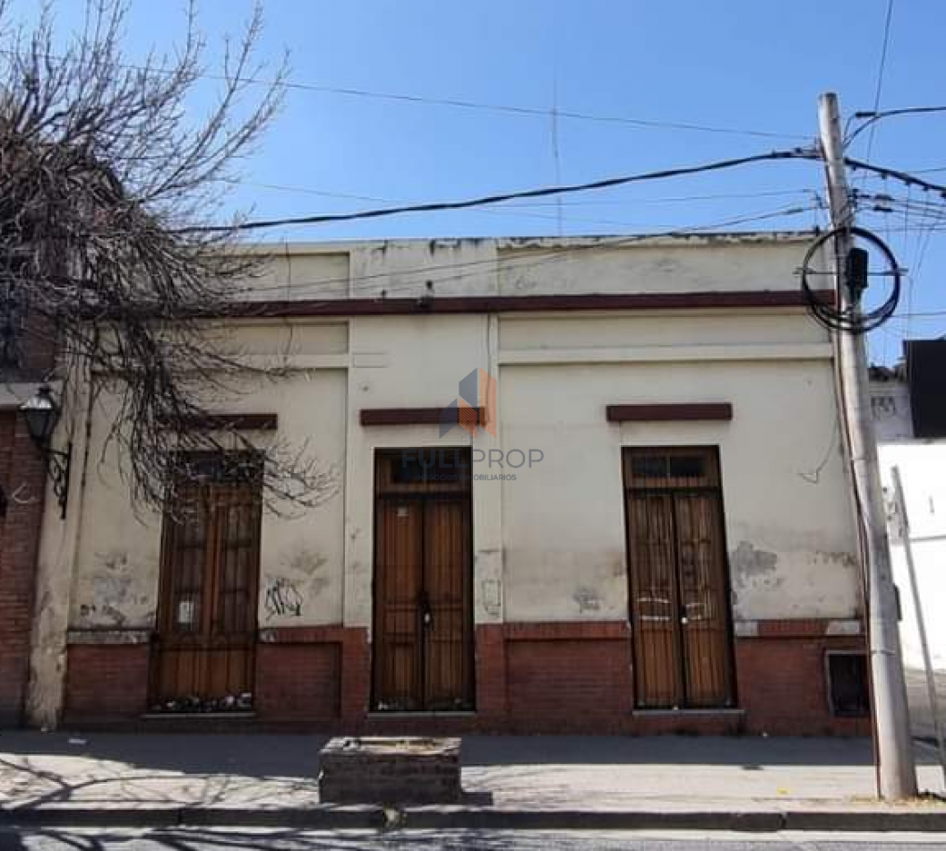 CASA EN VENTA A RECICLAR -GUEMES Y SANTIAGO DEL ESTERO- 