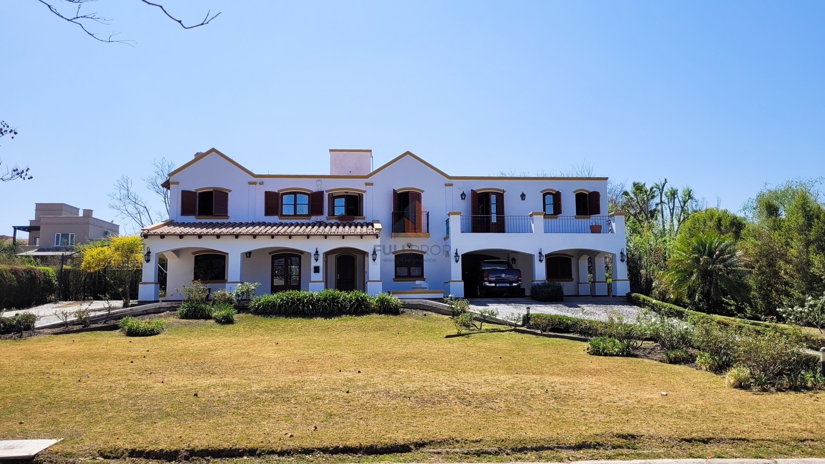 Elegante Casa Estilo Neo Colonial en Venta - Club de Campo El Tipal