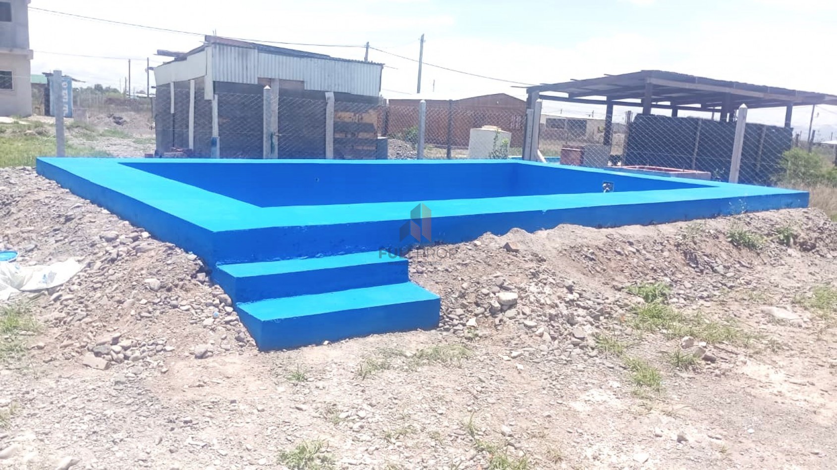 TERRENO ESQUINA CON CONSTRUCCION Y PILETA EN POTREROS DE QUIJANO