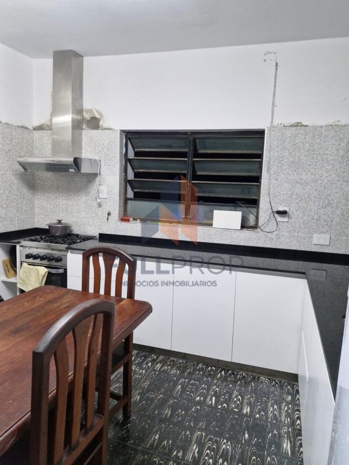CASA EN VENTA ZONA COMERCIAL (MENDOZA AL 1200)