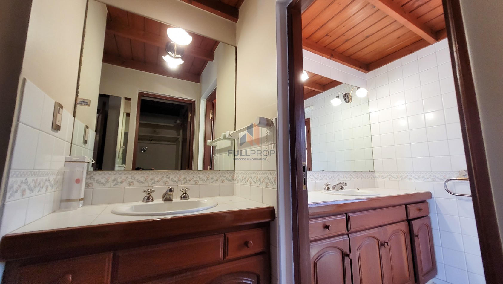 Elegante Casa Estilo Neo Colonial en Venta - Club de Campo El Tipal