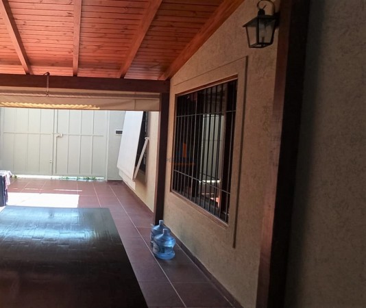 CASA ESQUINA EN ZONA BELGRANO AL 2300