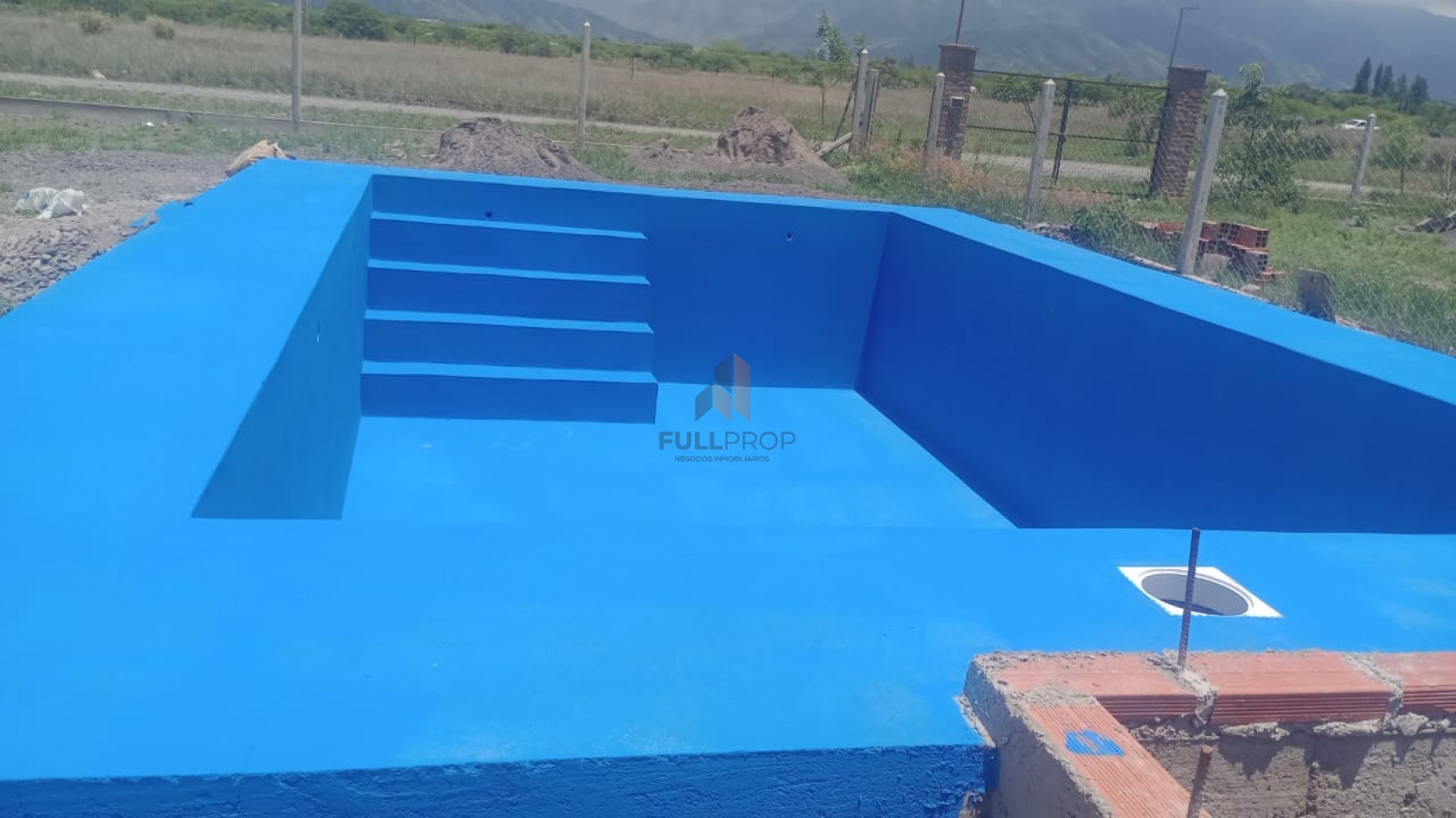 TERRENO ESQUINA CON CONSTRUCCION Y PILETA EN POTREROS DE QUIJANO