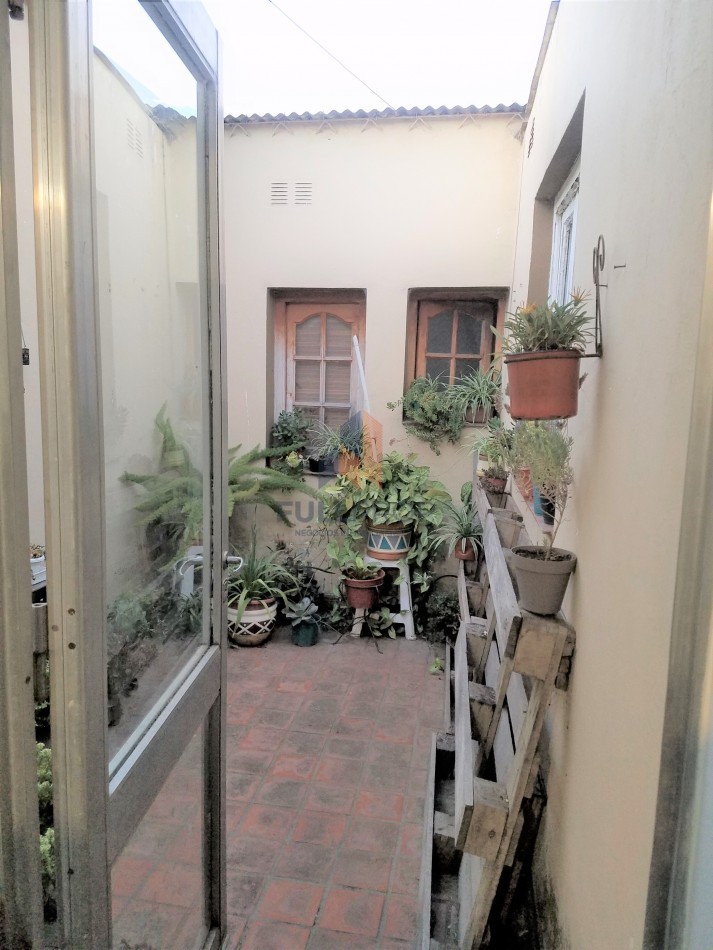 CASA CON GRAN TERRENO EN CASEROS AL 2200 (ZONA COLEGIO ESTRADA)