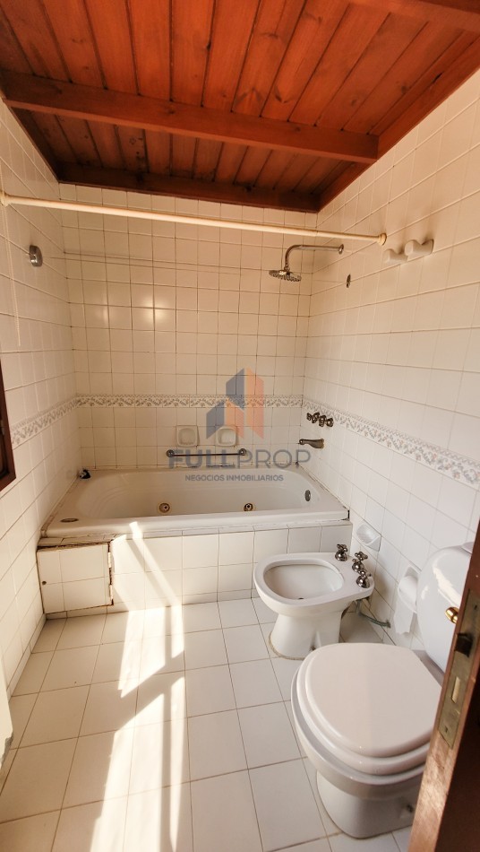 Elegante Casa Estilo Neo Colonial en Venta - Club de Campo El Tipal