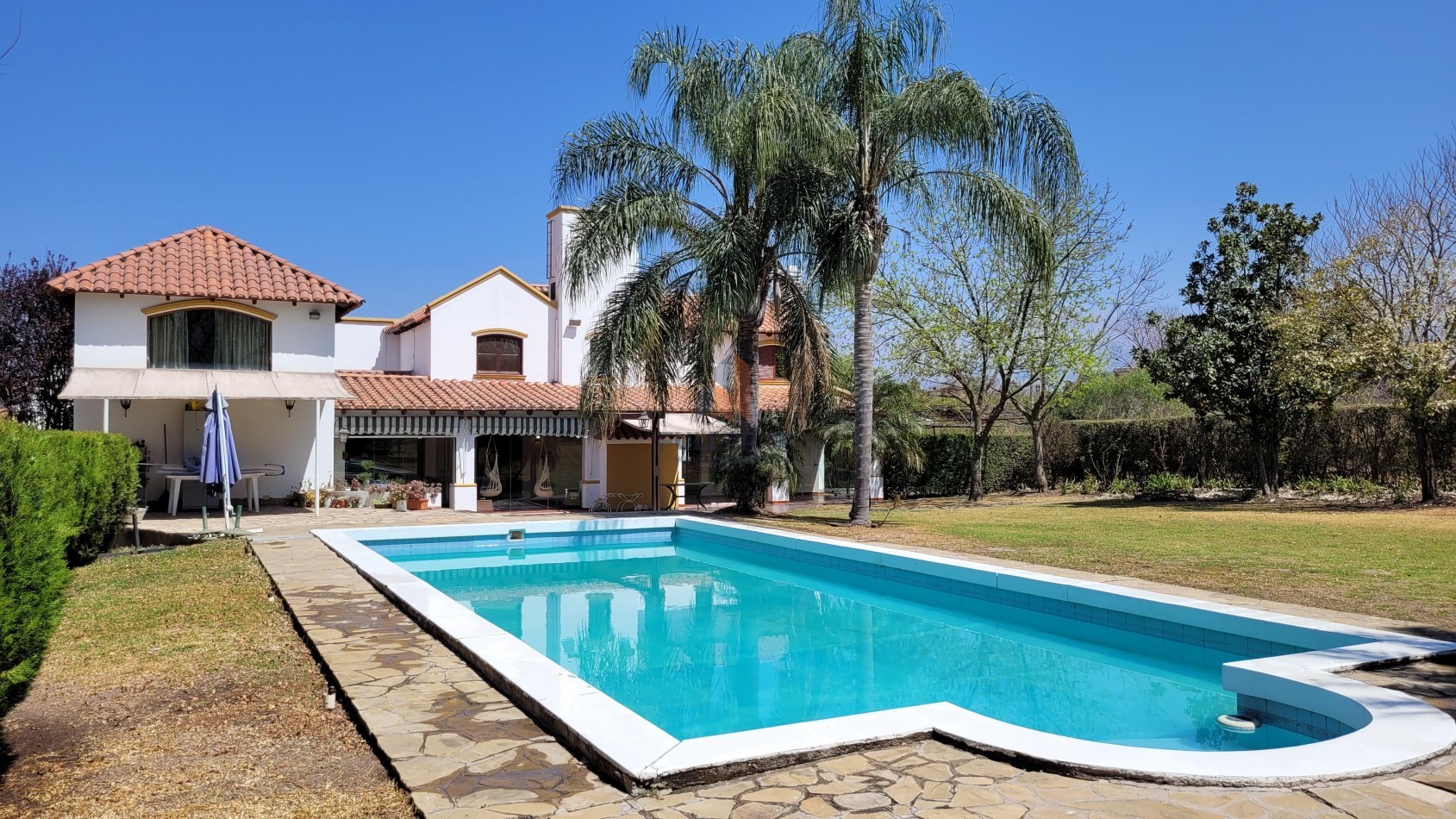 Elegante Casa Estilo Neo Colonial en Venta - Club de Campo El Tipal