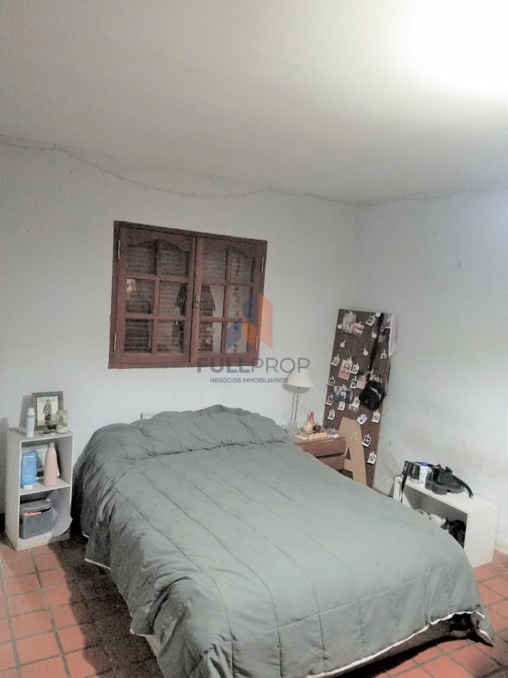 CASA CON GRAN TERRENO EN CASEROS AL 2200 (ZONA COLEGIO ESTRADA)