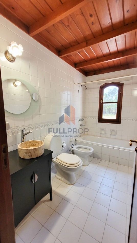 Elegante Casa Estilo Neo Colonial en Venta - Club de Campo El Tipal
