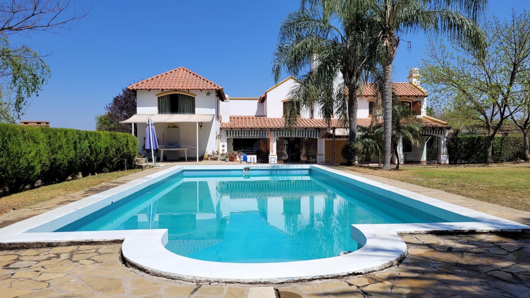 Elegante Casa Estilo Neo Colonial en Venta - Club de Campo El Tipal