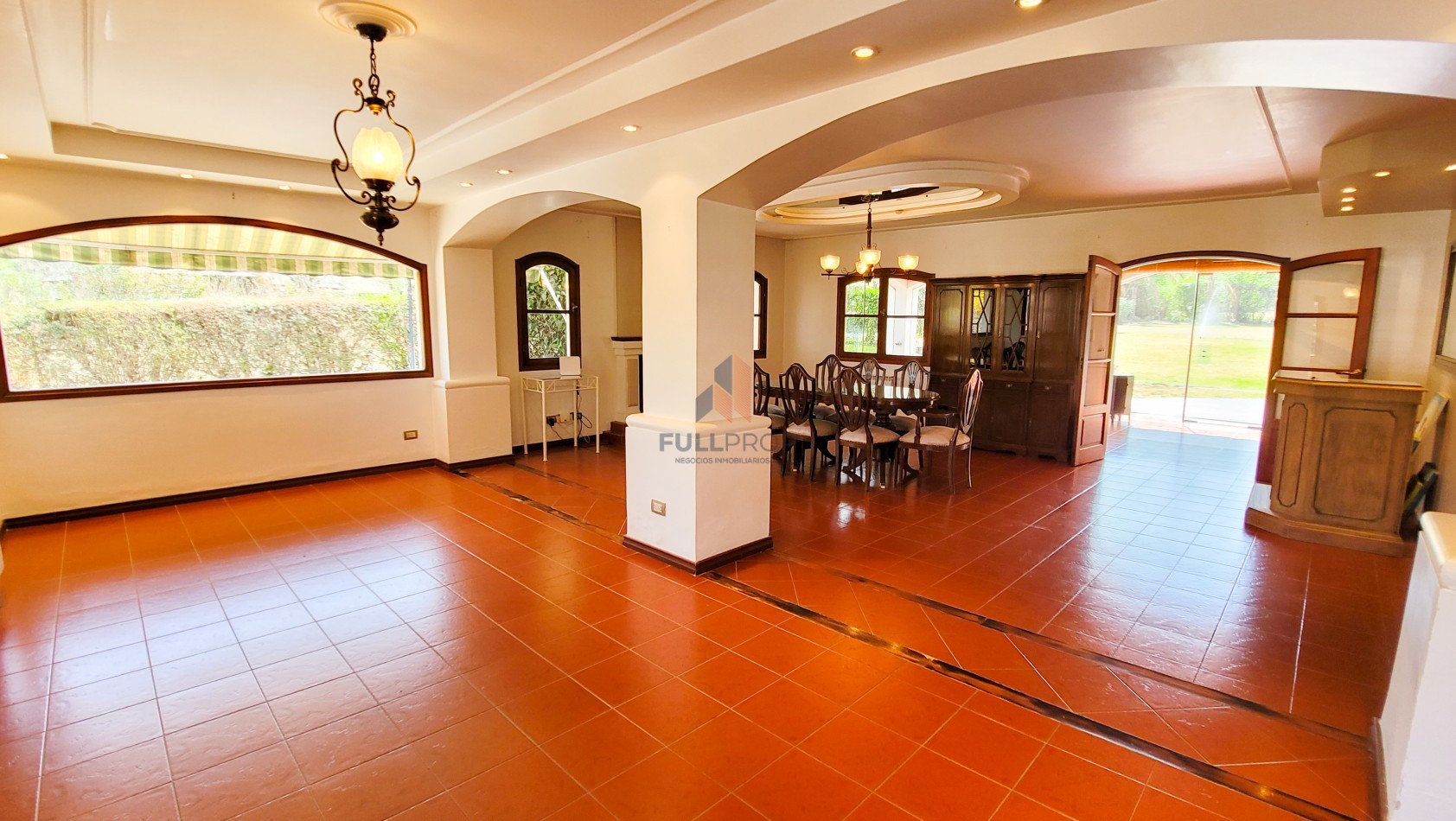 Elegante Casa Estilo Neo Colonial en Venta - Club de Campo El Tipal