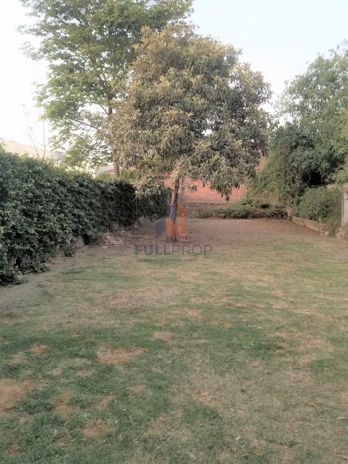 CASA CON GRAN TERRENO EN CASEROS AL 2200 (ZONA COLEGIO ESTRADA)