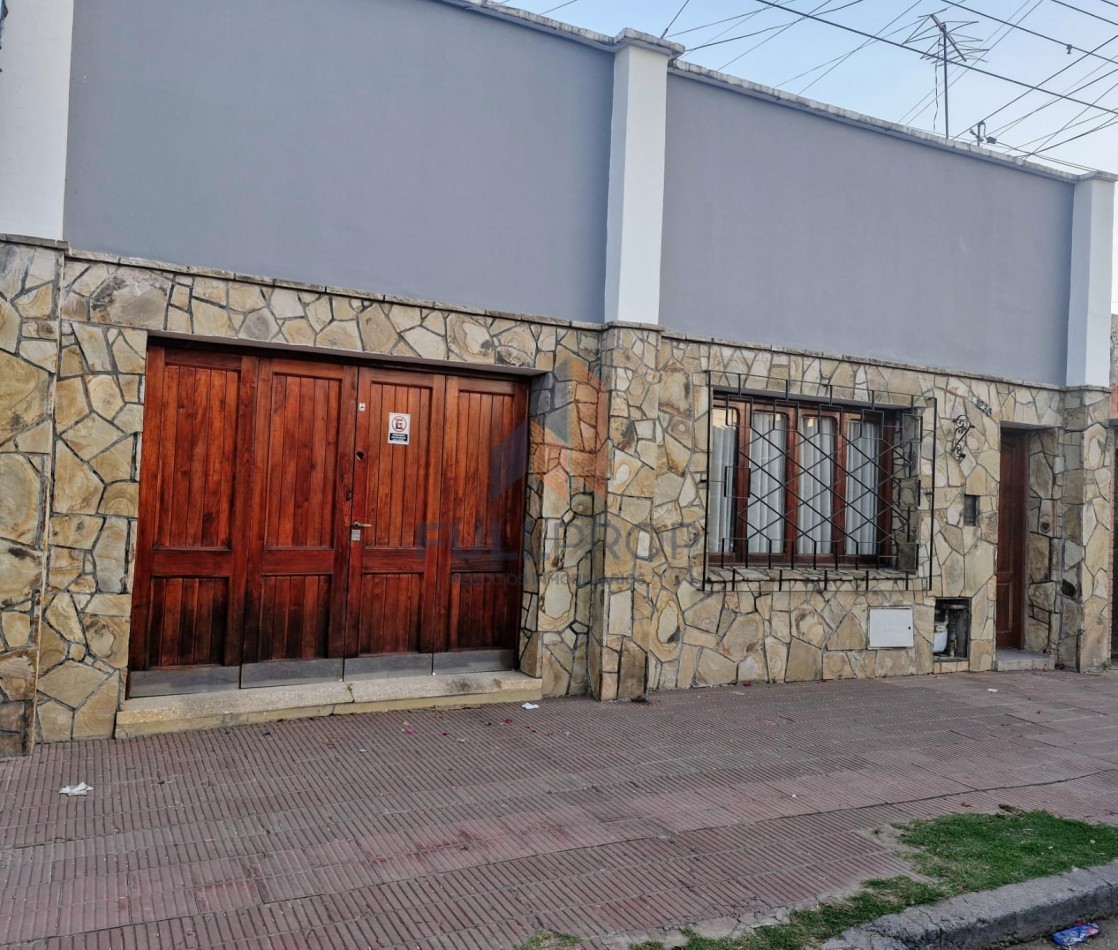 CASA EN VENTA ZONA COMERCIAL (MENDOZA AL 1200)