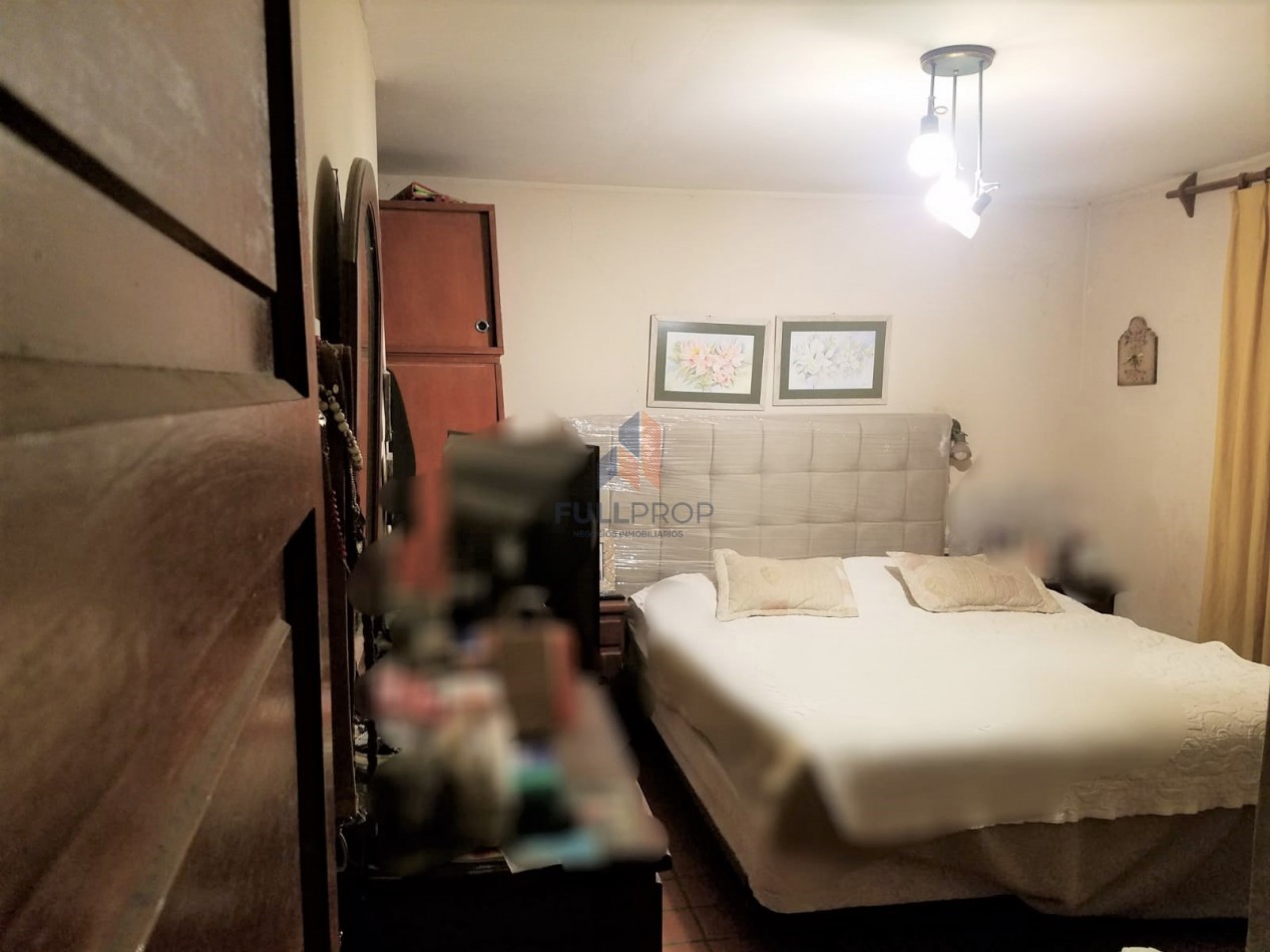 CASA CON GRAN TERRENO EN CASEROS AL 2200 (ZONA COLEGIO ESTRADA)