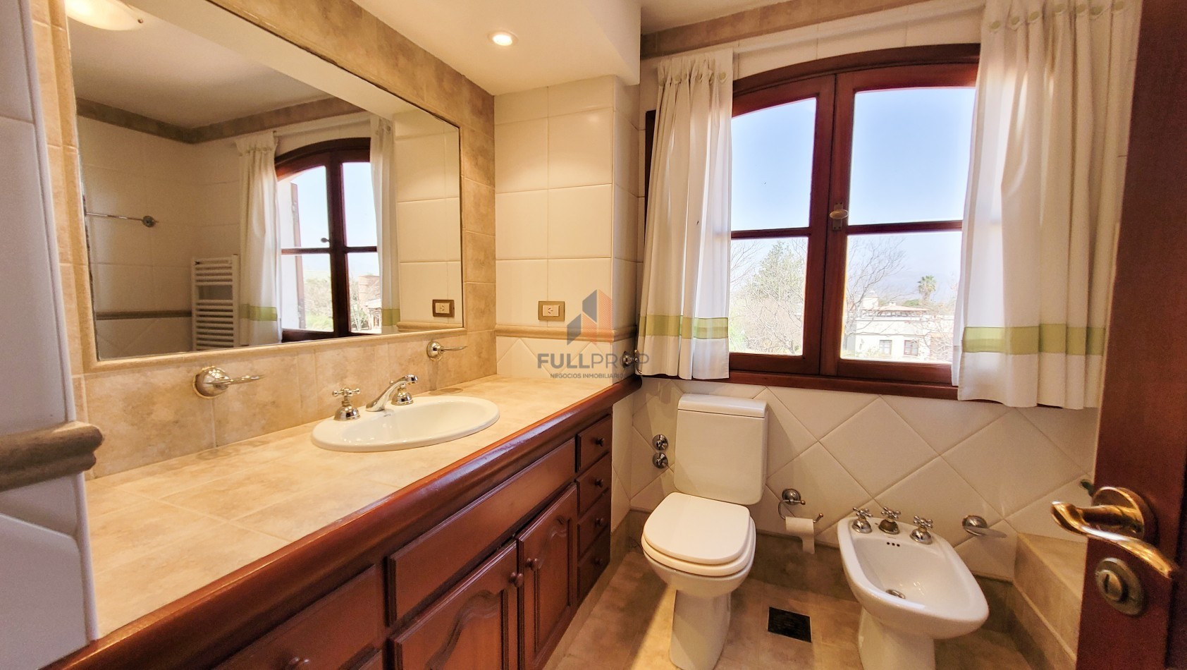 Elegante Casa Estilo Neo Colonial en Venta - Club de Campo El Tipal