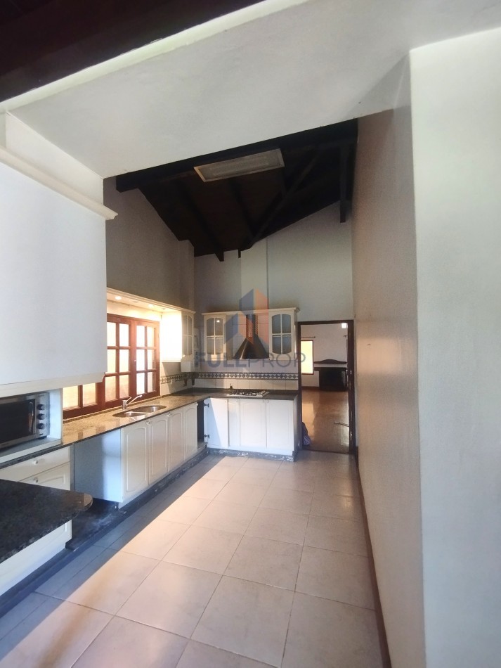 CASA EN B° PRIVADO LOS OLMOS