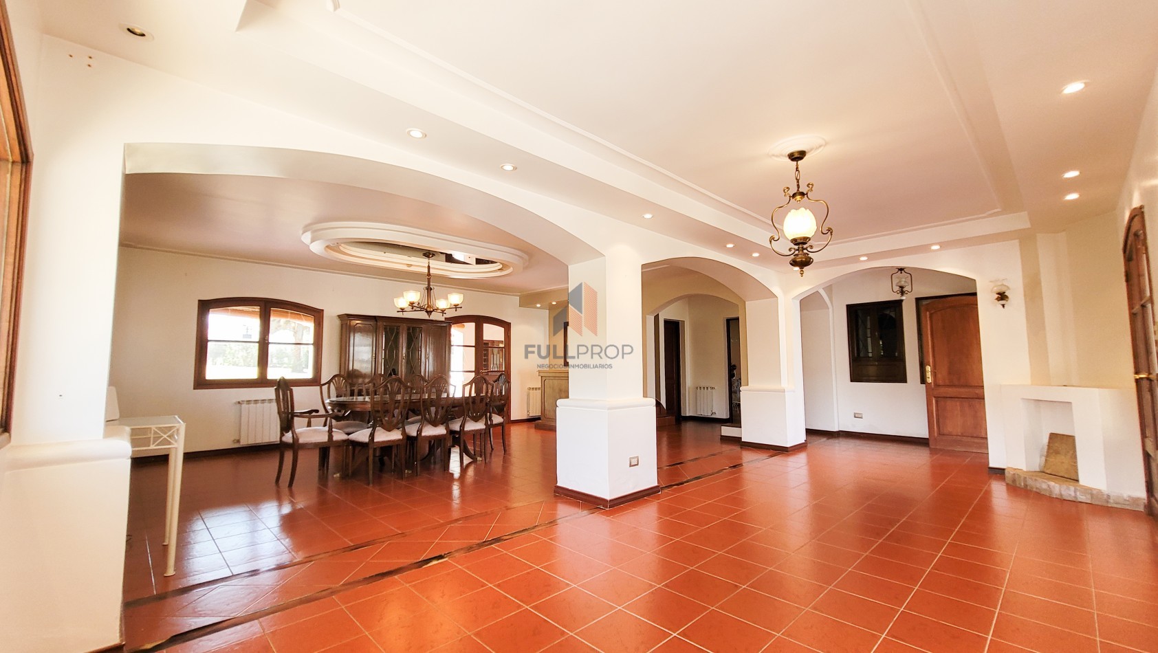 Elegante Casa Estilo Neo Colonial en Venta - Club de Campo El Tipal