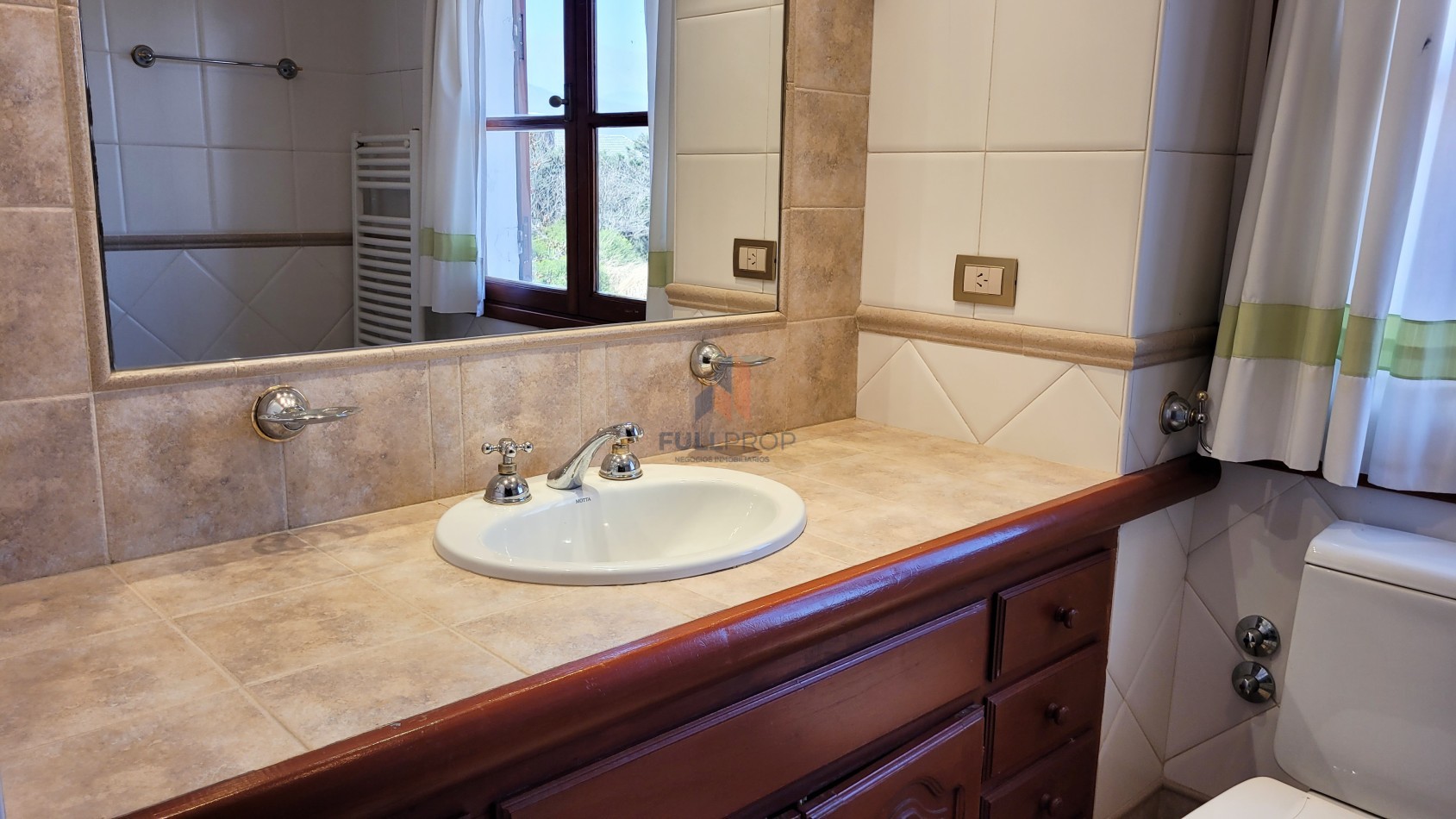 Elegante Casa Estilo Neo Colonial en Venta - Club de Campo El Tipal