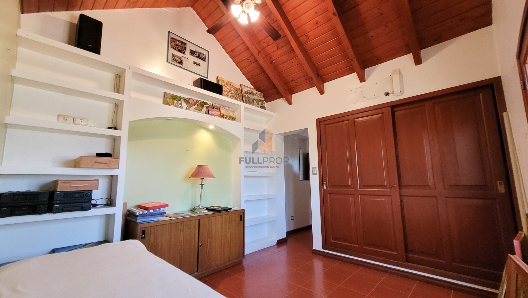 Elegante Casa Estilo Neo Colonial en Venta - Club de Campo El Tipal