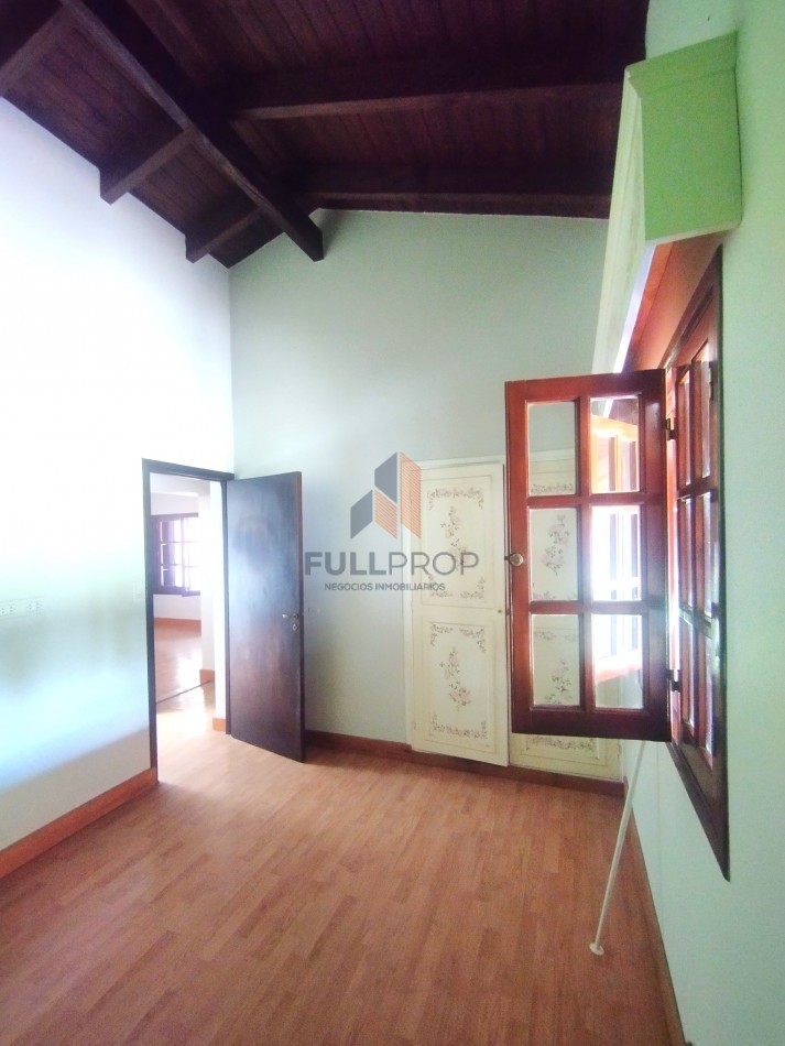 CASA EN B° PRIVADO LOS OLMOS