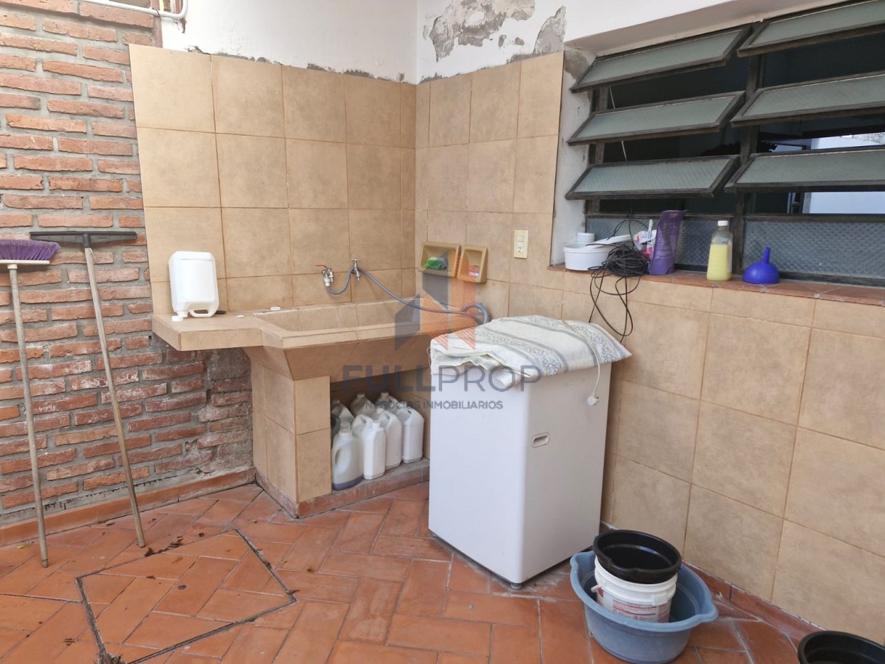 CASA EN VENTA ZONA COMERCIAL (MENDOZA AL 1200)