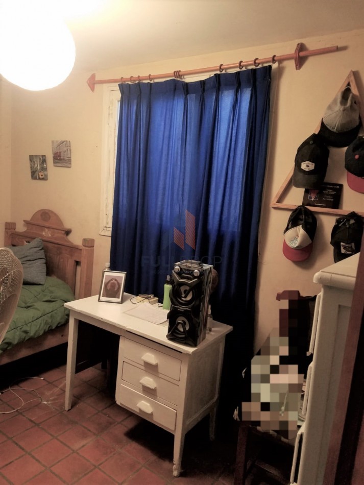 CASA CON GRAN TERRENO EN CASEROS AL 2200 (ZONA COLEGIO ESTRADA)