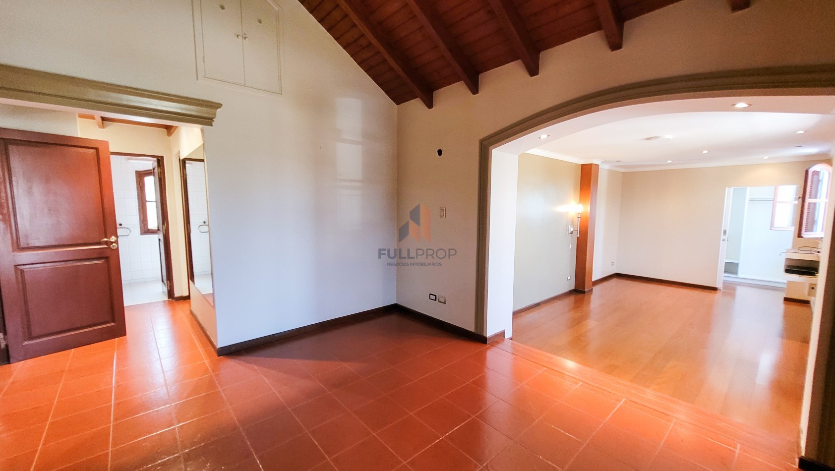 Elegante Casa Estilo Neo Colonial en Venta - Club de Campo El Tipal