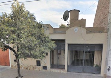 CASA CON TERRENO - CASEROS AL 2200 (ZONA COLEGIO ESTRADA)
