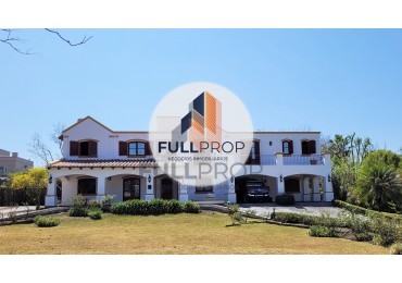 Elegante Casa Estilo Neo Colonial en Venta - Club de Campo El Tipal