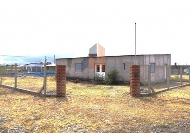 TERRENO ESQUINA CON CONSTRUCCION Y PILETA EN POTREROS DE QUIJANO