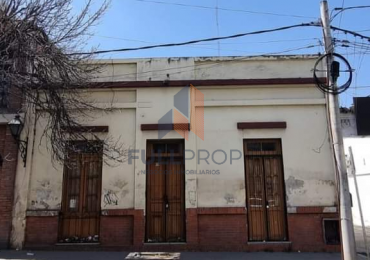 CASA EN VENTA A RECICLAR -GUEMES Y SANTIAGO DEL ESTERO- 