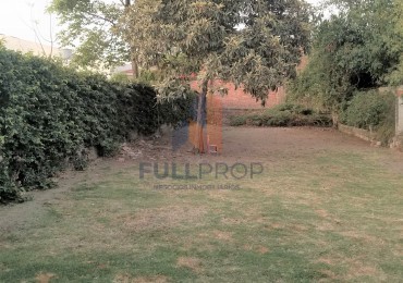 CASA CON GRAN TERRENO EN CASEROS AL 2200 (ZONA COLEGIO ESTRADA)